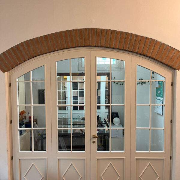 porta artigianale fatta su misura per addatarla allarco